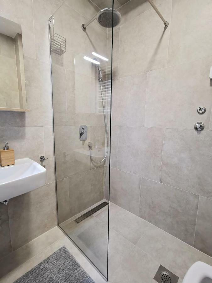 Luna Deluxe City Center & Free Parking Сараево Екстериор снимка
